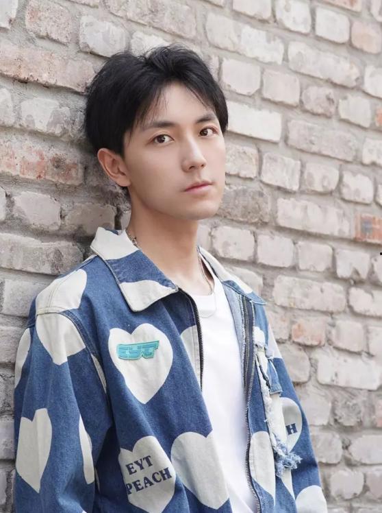 吃瓜网红图片头像高清男,高清男生吃瓜网红头像揭秘