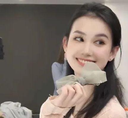 网红阿朱吃瓜,网红阿朱深度揭秘娱乐圈吃瓜大事件