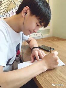 抖音帅哥吃瓜网红视频,抖音帅哥网红的吃瓜日常揭秘