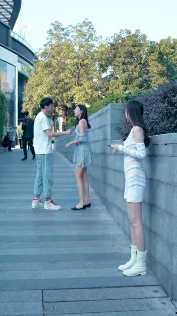 网红情侣吵架吃瓜图片,吃瓜群众围观热议！