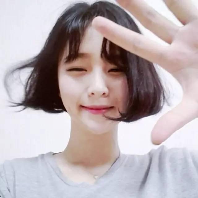 短发女孩网红吃瓜图片,萌态尽显引网友热议