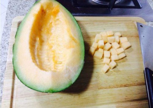 网红大鹅吃哈密瓜