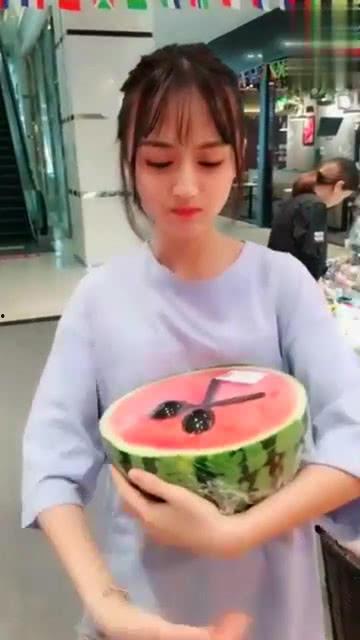 吃瓜网最近火的女生,吃瓜网爆红女生，颜值与才华并存，网友直呼“神仙颜值”  第1张